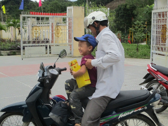 Niềm vui rạng ngời tr&ecirc;n khu&ocirc;n mặt của ch&aacute;u b&eacute; khi được nhận qu&agrave; từ chương tr&igrave;nh.