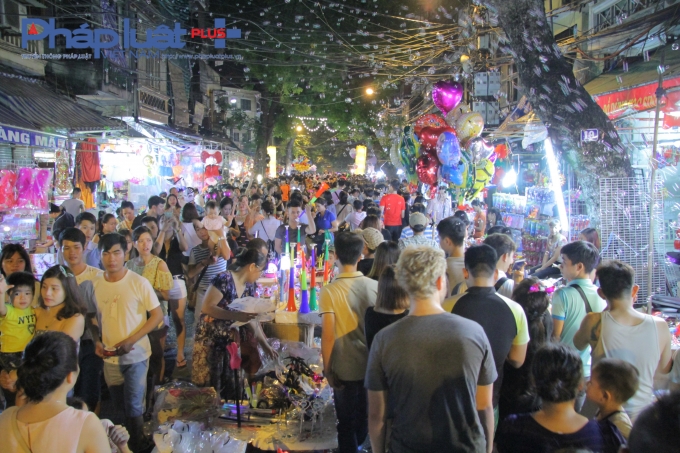 &nbsp;Tr&ecirc;n những con phố H&agrave;ng M&atilde;, H&agrave;ng Lược, H&agrave;ng Đường,... lu&ocirc;n chật k&iacute;n kh&aacute;ch tham quan, mua sắm.