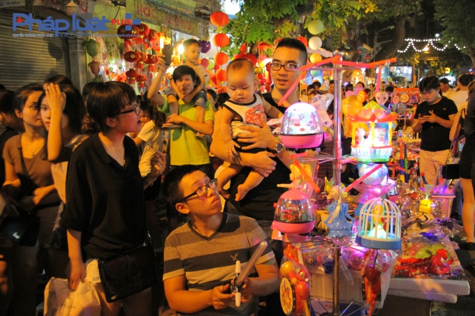 D&ograve;ng người tấp nập qua lại, tiếng con trẻ, người lớn cười vui thỏa th&iacute;ch nh&acirc;n một m&ugrave;a Trung thu nữa lại về giữa l&ograve;ng H&agrave; Nội.