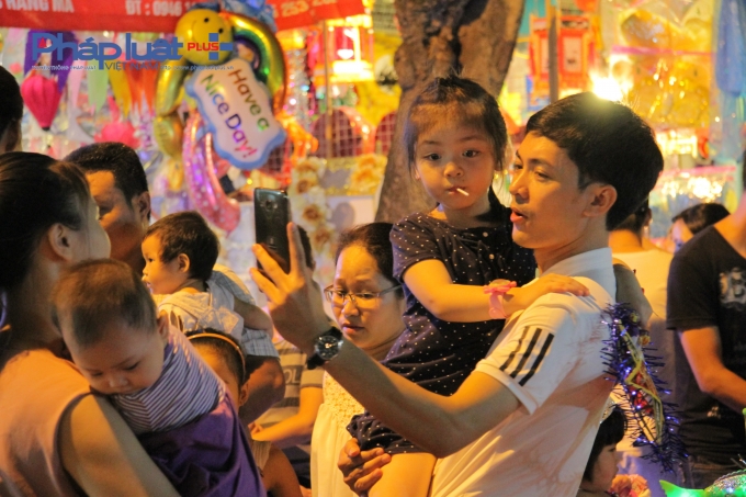 Hai cha con c&ugrave;ng chụp ảnh