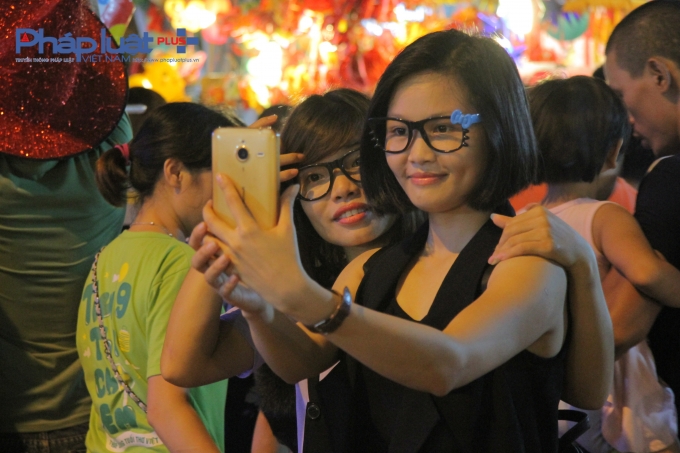 &nbsp;Nhiều bạn trẻ cho biết, đ&acirc;y l&agrave; dịp rất tốt để gắn kết người th&acirc;n với nhau, c&ugrave;ng đi chơi, c&ugrave;ng chụp chung kiểu ảnh.