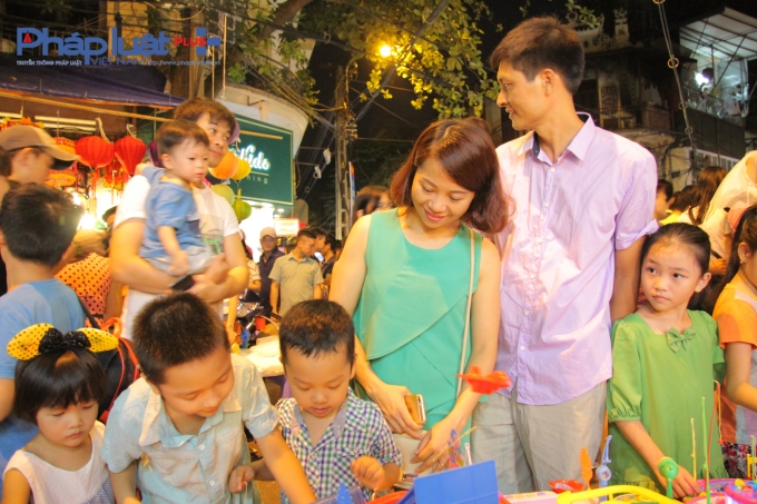 T&igrave;m đến &ldquo;thi&ecirc;n đường&rdquo; n&agrave;y, trẻ em thỏa sức chọn lựa những m&oacute;n đồ chơi y&ecirc;u th&iacute;ch.