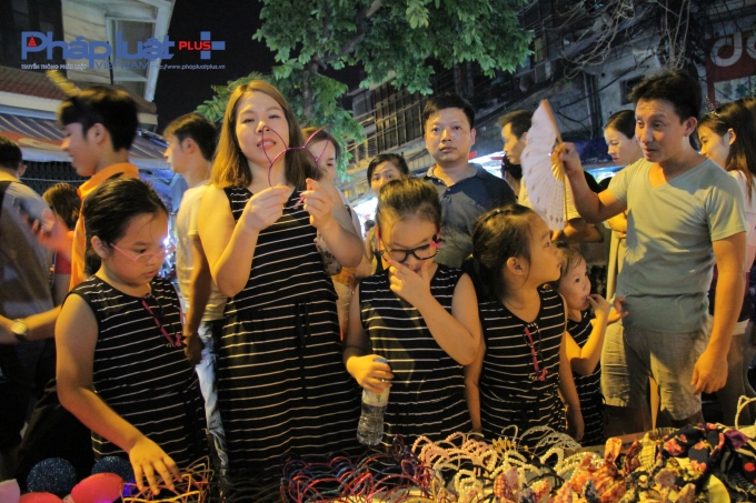 Đại gia đ&igrave;nh với c&ugrave;ng một mẫu trang phục.