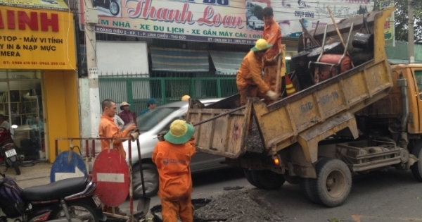 TP HCM: Hố "tử thần" sâu gần 1 mét xuất hiện giữa đường