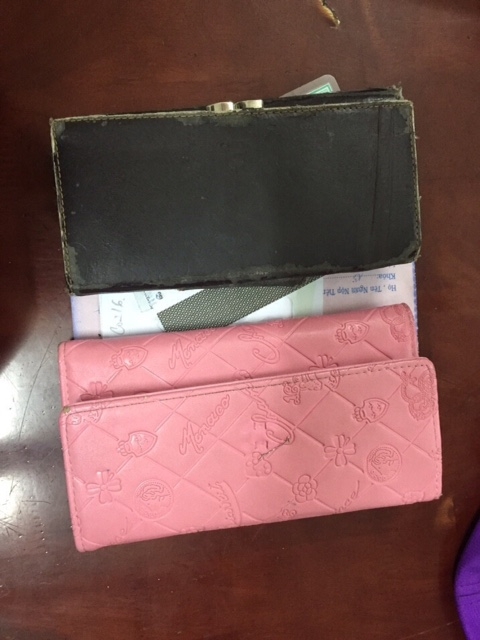 Chiếc t&uacute;i x&aacute;ch bị hai t&ecirc;n cướp giật bất th&agrave;nh