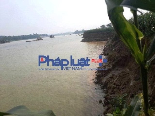 Đất canh t&aacute;c n&ocirc;ng nghiệp của người d&acirc;n x&atilde; Đ&ocirc;n Nh&acirc;n bị sạt lở.