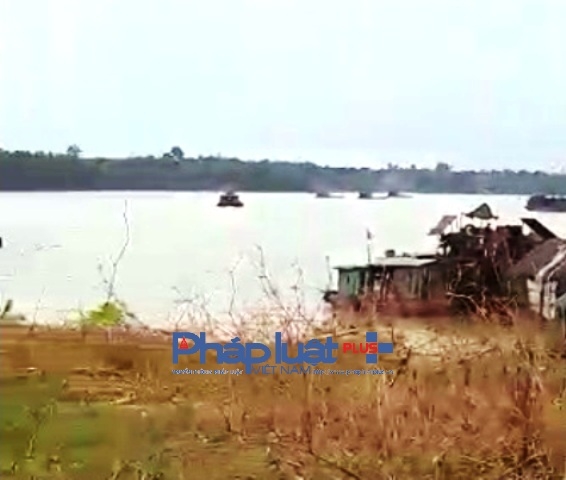 C&oacute; 11 đơn vị được cấp ph&eacute;p khai th&aacute;c c&aacute;t tr&ecirc;n s&ocirc;ng L&ocirc;.