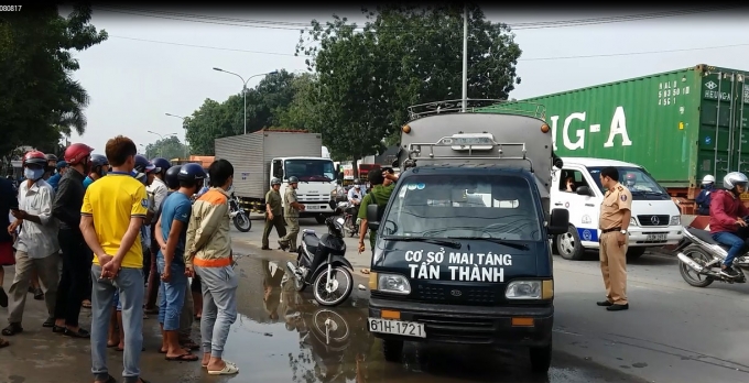 Hiện trường vụ tai nạn b&ecirc;n cạnh vũng nước lớn.