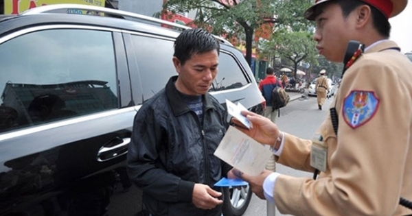 Nghệ An: Cảnh sát giao thông bị tài xế kiện ra tòa