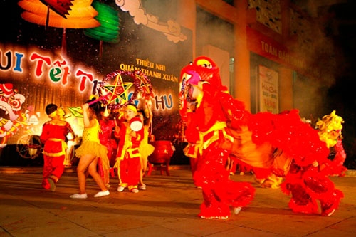 M&uacute;a l&acirc;n l&agrave; một trong những hoạt động ti&ecirc;u biểu trong ng&agrave;y lễ n&agrave;y.