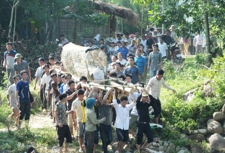 Đ&aacute;m tang ở bản l&agrave;ng ngh&egrave;o.