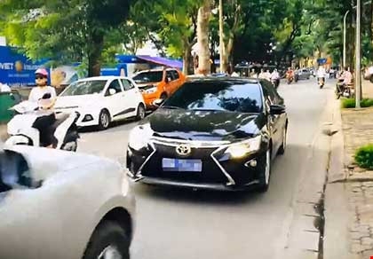 Theo Cục CSGT, xe Camry bị &eacute;p chạy ngược n&agrave;y gắn biển số giả. (Ảnh cắt từ clip)