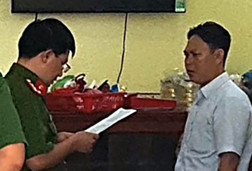 Cảnh s&aacute;t đọc lệnh bắt v&agrave; kh&aacute;m x&eacute;t nh&agrave; nguy&ecirc;n&nbsp;Ph&oacute; ch&aacute;nh thanh tra giao th&ocirc;ng Cần Thơ Dương Minh T&acirc;m. Ảnh:&nbsp;Cửu Long&nbsp;