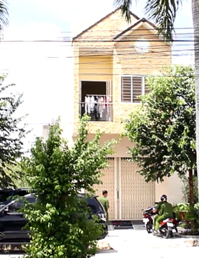 Cảnh s&aacute;t&nbsp;kh&aacute;m x&eacute;t nh&agrave; nguy&ecirc;n&nbsp;Ph&oacute; ch&aacute;nh thanh tra giao th&ocirc;ng&nbsp;Cần Thơ&nbsp;trưa 15/9. Ảnh:&nbsp;Cửu Long