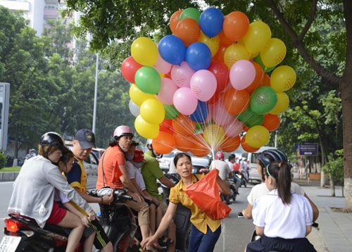 Những quả b&oacute;ng bay đủ m&agrave;u sắc được v&iacute; như những quả bom di động. Ảnh: minh họa