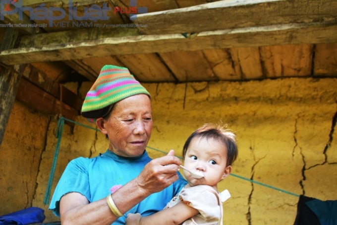 Ba anh em S&iacute;nh ở c&ugrave;ng b&agrave;, đứa em nhỏ hơn của S&iacute;nh được b&agrave; chăm bẵm. Trung thu năm nay cũng như năm ngo&aacute;i, kh&ocirc;ng c&oacute; b&aacute;nh kẹo, đ&egrave;n lồng&hellip;