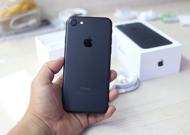 Mặt sau của iPhone 7 m&agrave;u đen nh&aacute;m đẹp v&agrave; kh&ocirc;ng b&aacute;m v&acirc;n tay. So với phi&ecirc;n bản thử nghiệm, iPhone 7 thương mại được xử l&yacute; đẹp hơn hẳn v&agrave; cầm rất chắc chắn.