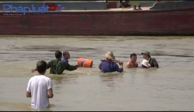 Người d&acirc;n x&atilde; Vĩnh Lợi liều mạng đằm m&igrave;nh dưới S&ocirc;ng cắt neo tầu c&aacute;t.