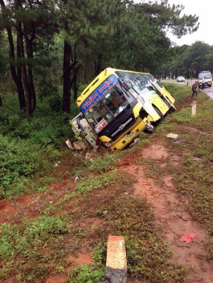 Tai nạn li&ecirc;n ho&agrave;n tr&ecirc;n đường HCM, 20 h&agrave;nh kh&aacute;ch tho&aacute;t chết.