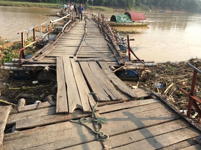Cầu Vồm được l&agrave;m từ luồng, v&aacute;n gỗ sơ s&agrave;i đ&atilde; xuống cấp. Mỗi năm đều c&oacute; v&agrave;i trường hợp tử vong khi qua cầu. (Ảnh Mai Nhung)