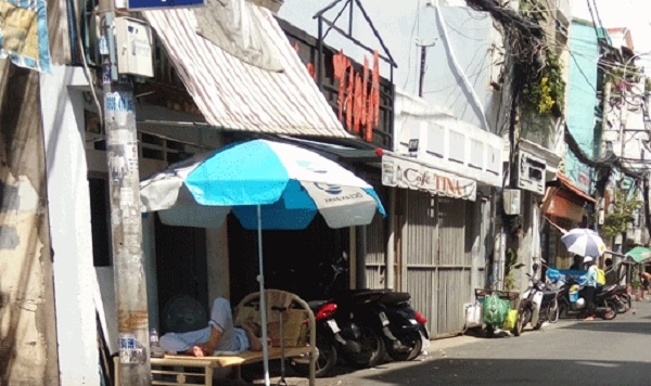 &Ocirc;ng cụ mất tr&iacute; bị khi&ecirc;ng ra nằm chỏng chơ ngo&agrave;i đường.