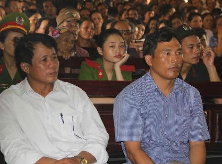 Bị c&aacute;o L&ecirc; Sỹ B&igrave;nh v&agrave; Nguyễn Hữu H&oacute;a tại phi&ecirc;n t&ograve;a x&eacute;t xử.