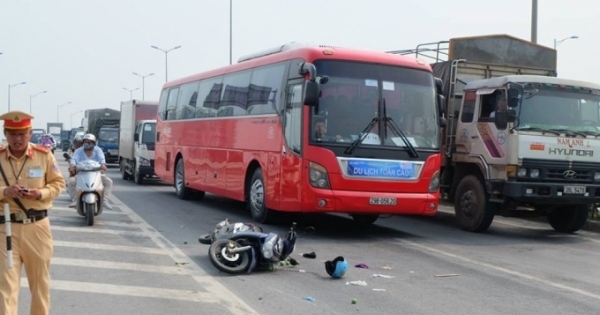 Xe máy tông nhau, một người trong tình trạng nguy kịch