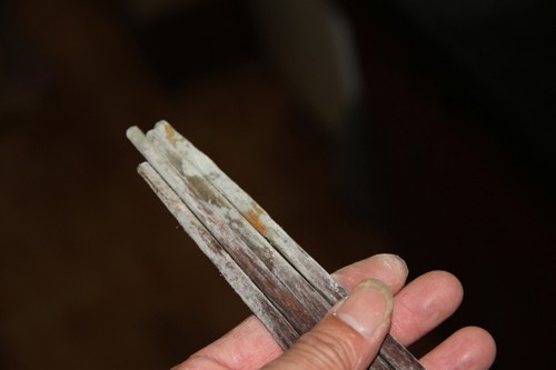 Sử dụng đũa ăn qu&aacute; l&acirc;u, bảo quản kh&ocirc;ng tốt, &iacute;t phơi nắng l&agrave;m cho đũa mốc... l&agrave; những nguy&ecirc;n nh&acirc;n c&oacute; thể g&acirc;y n&ecirc;n bệnh ung thư m&agrave; &iacute;t người nghĩ đến. Ảnh: minh họa