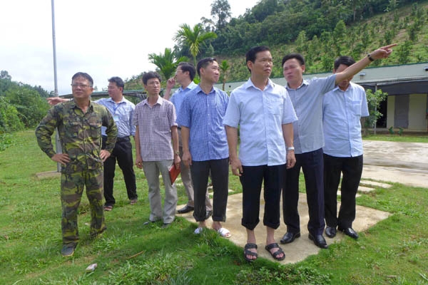 B&iacute; thư Tỉnh ủy H&agrave; Giang Triệu T&agrave;i Vinh (thứ hai từ phải sang) dẫn đầu đo&agrave;n c&ocirc;ng t&aacute;c kiểm tra thực tế tại huyện Bắc Quang (Ảnh: B&aacute;o H&agrave; Giang).