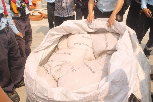 B&ugrave;n b&ocirc; x&iacute;t được Formosa mới nhập về, hiện cơ quan chức năng&nbsp;đ&atilde; lấy mẫu gửi ph&acirc;n t&iacute;ch th&agrave;nh phần trong&nbsp;vật liệu n&agrave;y.