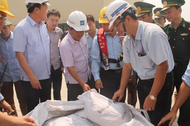 Ph&oacute; Chủ tịch UBND tỉnh H&agrave; Tĩnh Dương Tất Thắng, Ph&oacute; GĐ c&ocirc;ng an tỉnh H&agrave; Tĩnh B&ugrave;i Đ&igrave;nh Quang c&ugrave;ng c&aacute;c cơ quan chức năng li&ecirc;n quan đ&atilde; trực tiếp kiểm tra số b&ugrave;n tr&ecirc;n.