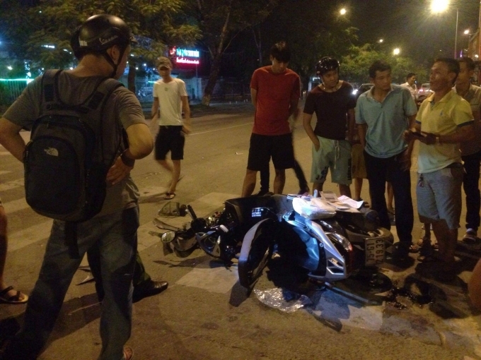 Chiếc xe m&aacute;y của nạn nh&acirc;n hư hỏng nặng..