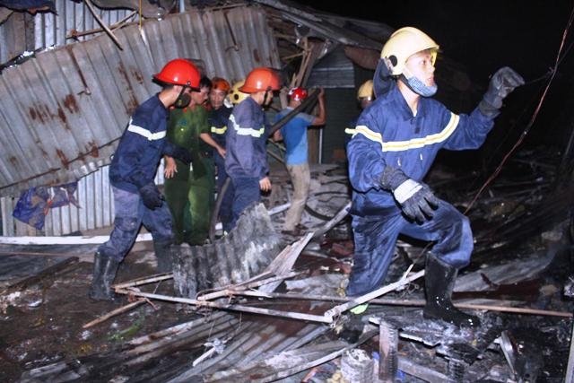 Lực lượng PCCC phối hợp với cơ quan chức năng đang tiến h&agrave;nh dập tắt đ&aacute;m ch&aacute;y.