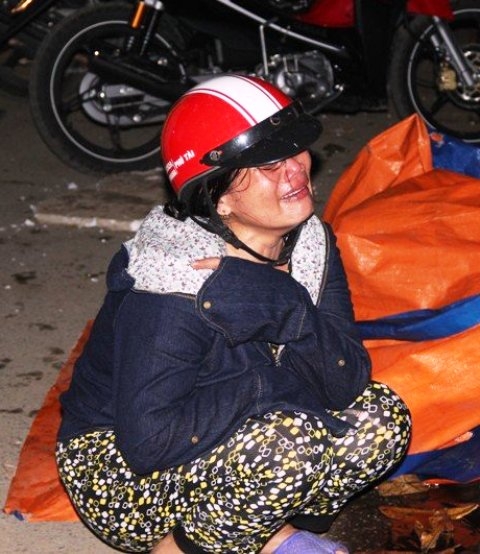 V&agrave; chỉ biết g&agrave;o kh&oacute;c bất lực.