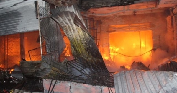 Bà hỏa "ghé thăm" chợ lớn nhất Hương Khê, tiểu thương vật vã bên ki ốt bị thiêu rụi