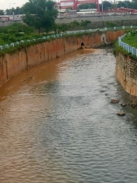 &nbsp;&Ocirc;́ng xả thải &ldquo;khủng&rdquo; đang thải ra m&ocirc;i trường tại nhà máy Coca Cola tại TP HCM.