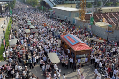 H&agrave;ng ng&agrave;n người đưa tang &ocirc;ng Kem Ley hồi th&aacute;ng 7 Ảnh: AFP