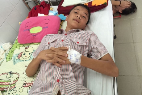 B&eacute; To&agrave;n bị đ&acirc;m thủng ruột hiện đang chờ tiền phẫu thuật