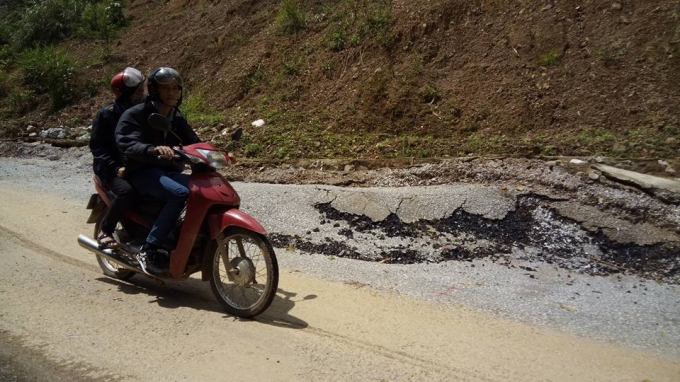 Mặc d&ugrave; mới đưa v&agrave;o sử dụng nhưng một số đoạn đuờng đ&atilde; bị hư hỏng nặng.