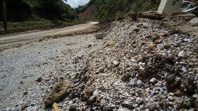 Nhiều đoạn đ&atilde; bị bong tr&oacute;c, xuống cấp.