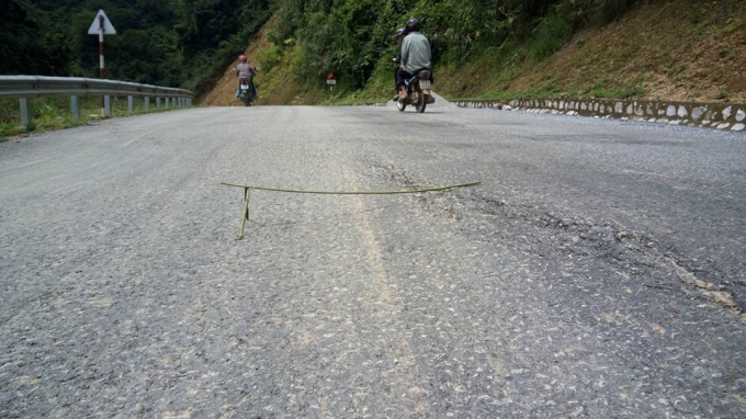 Mặt đuờng bị nứt, l&uacute;n s&acirc;u.