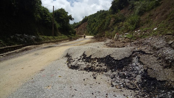 Dọc 2 b&ecirc;n mương tho&aacute;t nước mặt đường lồi l&otilde;m gồ ghề c&aacute;c phương tiện kh&ocirc;ng thể di chuyển qua đ&acirc;y.