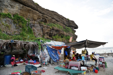 B&atilde;i biển Hang Cau bị lấn chiếm bu&ocirc;n b&aacute;n rất mất vệ sinh.