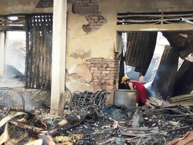 C&aacute;c tiểu thương nhặt nhạnh những g&igrave; c&ograve;n s&oacute;t lại, nhưng hầu như chẳng c&ograve;n g&igrave;.