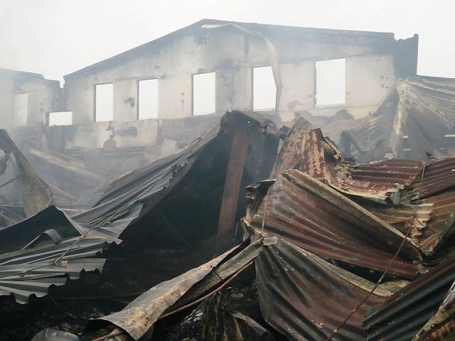 Đ&igrave;nh chợ giờ chỉ c&ograve;n lại trơ khung...