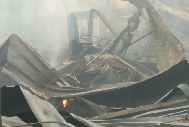 Vẫn le l&oacute;i những đống lửa &acirc;m i ch&aacute;y suốt đ&ecirc;m.