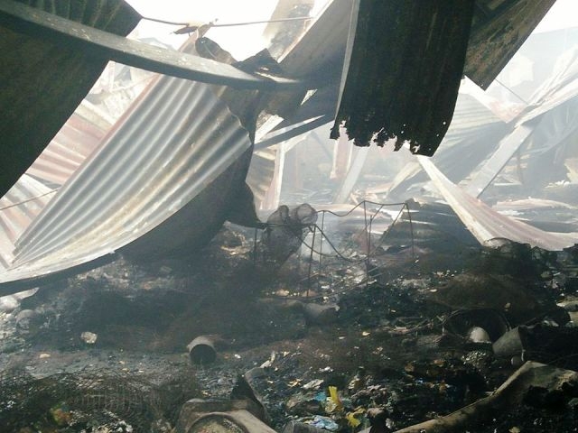 Chợ Sơn s&aacute;ng nay chỉ c&ograve;n lại đống tro t&agrave;n...