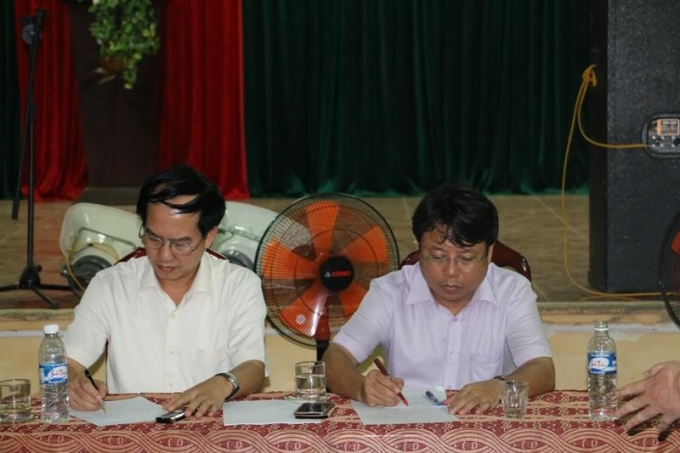 Ph&oacute; CT UBND tỉnh Dương Tất Thắng (b&ecirc;n phải) v&agrave; Đại t&aacute; L&ecirc; Văn Sao - GĐ C&ocirc;ng an tỉnh H&agrave; Tĩnh đ&atilde; họp khẩn tại huyện Hương Kh&ecirc; b&agrave;n c&aacute;ch khắc phục sau sự cố ch&aacute;y.
