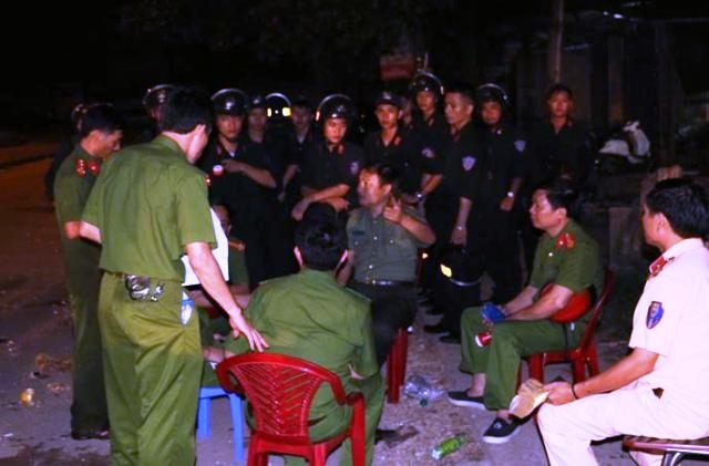 L&uacute;c sự cố ch&aacute;y chợ xảy ra, ước t&iacute;nh c&oacute; gần 1000 c&aacute;n bộ chiến sỹ c&ocirc;ng an v&agrave; qu&acirc;n đội ra sức dập lửa.