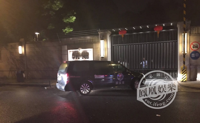 Chiếc xe chở thi thể Kiều Nhậm Lương đến nh&agrave; tang lễ.